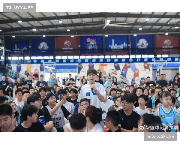杨瀚森赛前签名互动 球迷举牌热情迎接瀚森哥